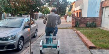 A través de una campaña solidaria, el vecino recibió de regalo un nuevo rodado para mejorar su circulación.