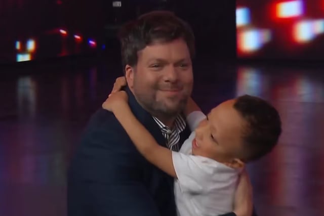 Quiénes son Thiago y Leonel, los gemelos con síndrome de Noonan que emocionaron a todos en “Buenas noches Familia”.