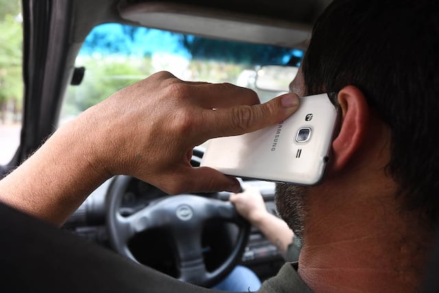 El uso del teléfono celular mientras el conductor maneja su vehículo es una de las multas más frecuentes y más graves.