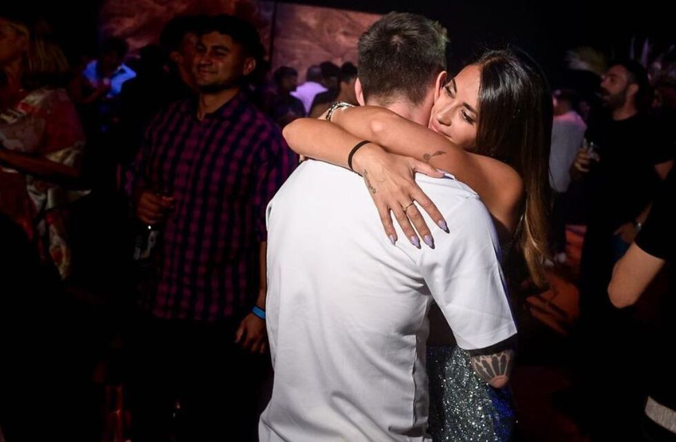 Antonela Roccuzzo sorprendió a Lionel Messi en la “Fiesta de los Campeones” y llamó a un cantante que es furor
