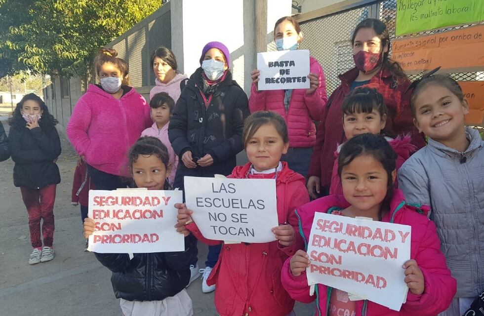 Padres de alumnos cordobeses tomaron un jardín y una escuela exigiendo mayor seguridad