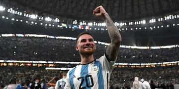 Alexis Mac Allister fue homenajeado por el Brighton luego de consagrarse campeón en el Mundial de Qatar.