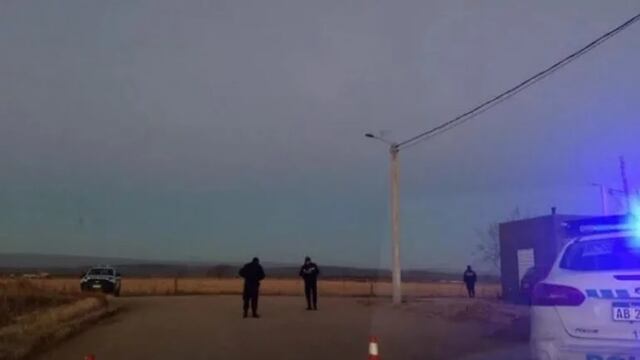 La policía de Tilisara cuando frente a la vivienda donde fua asesinada Laura Vanesa Godoy. Gentileza El Diario