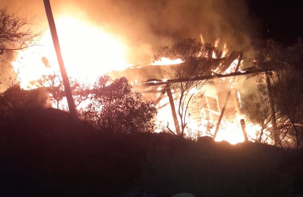 Voraz incendio en Cabalango destruyó una cabaña: cuatro personas logran escapar ilesas