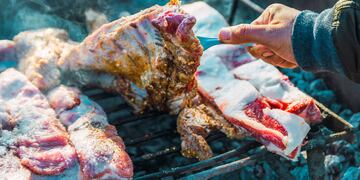 Denunció a sus vecinos por hacer asados todos los días.