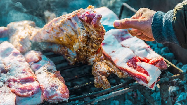 El asado es uno de los menús infaltables para los argentinos (foto ilustrativa).