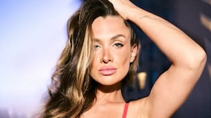 Cami Homs enfrentó la ola polar y levantó la temperatura con un desafiante look de invierno