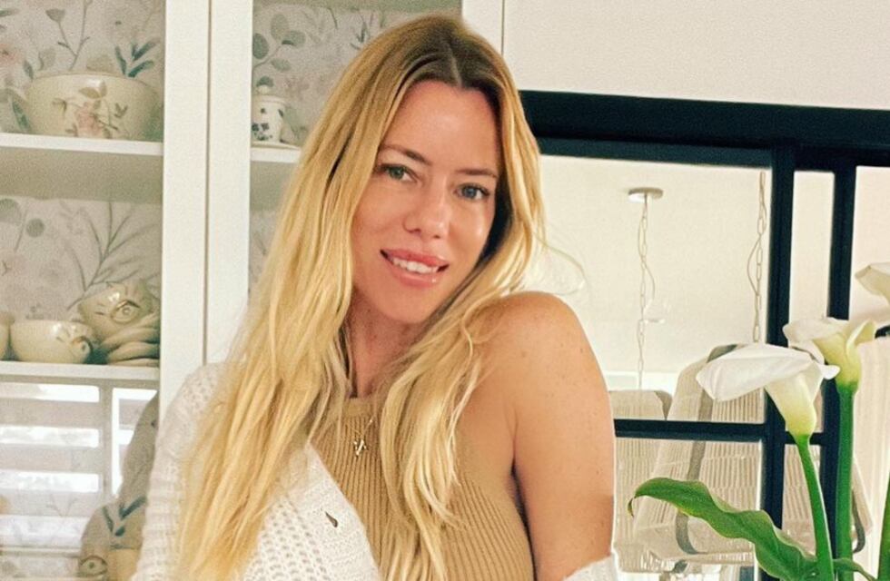 Nicole Neumann dio los “buenos días” con un conjunto de color crema