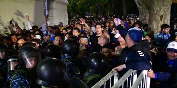 Imágenes de los incidentes en la cancha de Gimnasia en el partido con Boca por la Liga Profesional. (Gentileza Clarín)