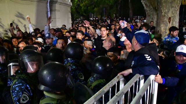 Imágenes de los incidentes en la cancha de Gimnasia en el partido con Boca por la Liga Profesional. (Gentileza Clarín)