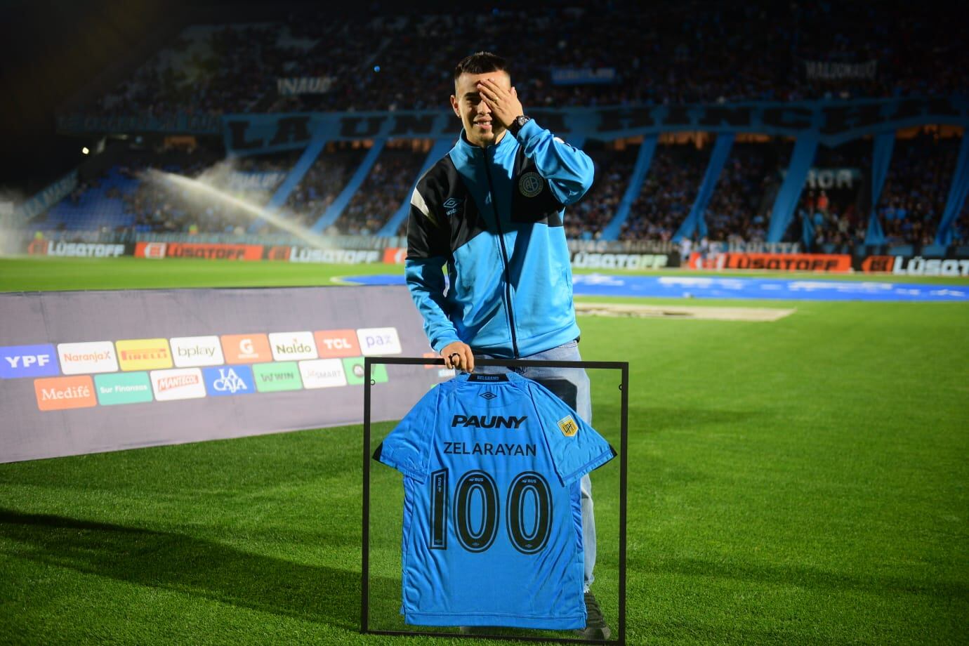 Lucas Zelarayán, capitán de Belgrano, recibiendo un homenaje del club por sus 100 partidos. (José Gabriel Hernández / La Voz)