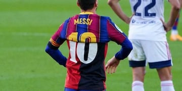 El día que Lionel Messi festejó un gol de Barcelona mostrando la 10 de Newell's que había usado Maradona. (AP)