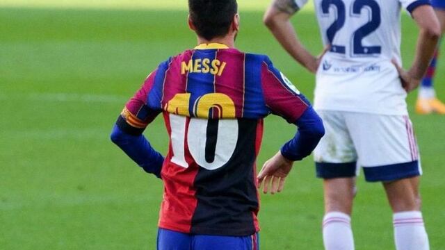 El día que Lionel Messi festejó un gol de Barcelona mostrando la 10 de Newell's que había usado Maradona. (AP)