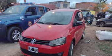 Las cuatro personas detenidas circulaban a bordo de un Volkswagen Fox secuestrado en Chacabuco y pasaje Villar.