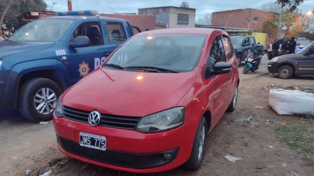 Las cuatro personas detenidas circulaban a bordo de un Volkswagen Fox secuestrado en Chacabuco y pasaje Villar.