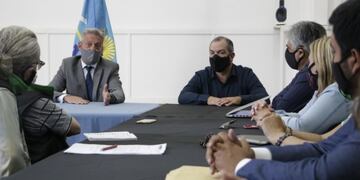 El gobernador busca acuerdos para el regreso a las aulas.