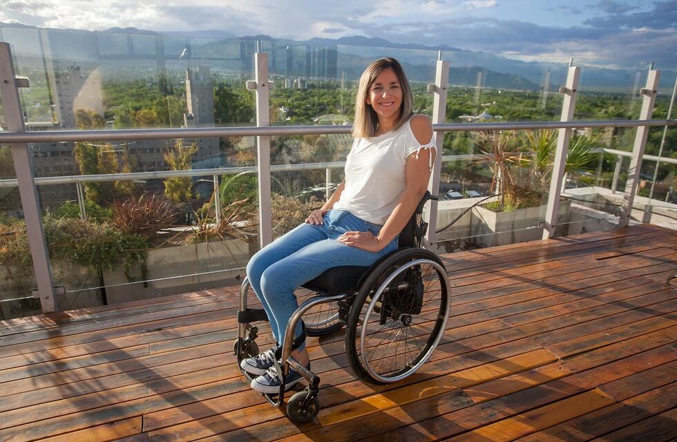 Está en silla de ruedas, vive sola y mostró cómo se las ingenia para limpiar su casa