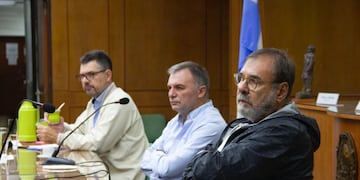 Los arquitectos Daniel Basano (centro) y Carlos Airaudo Saavedra (der), junto al presidente del Concejo Municipal de Rafaela, Germán Bottero