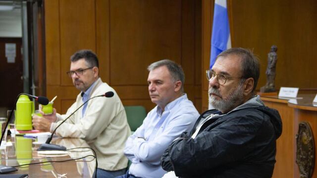 Los arquitectos Daniel Basano (centro) y Carlos Airaudo Saavedra (der), junto al presidente del Concejo Municipal de Rafaela, Germán Bottero