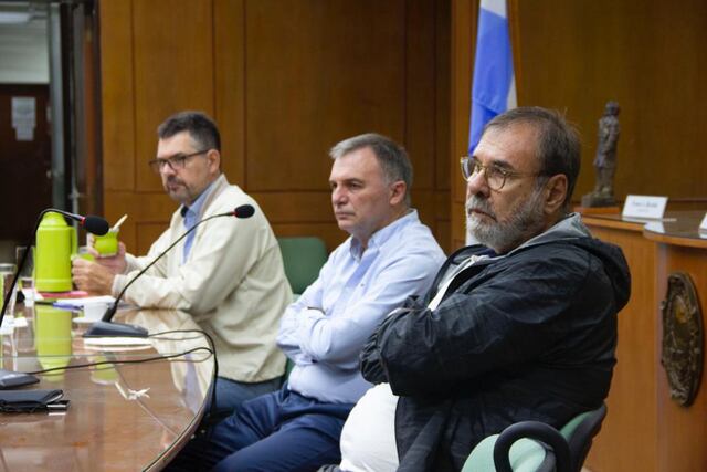 Los arquitectos Daniel Basano (centro) y Carlos Airaudo Saavedra (der), junto al presidente del Concejo Municipal de Rafaela, Germán Bottero