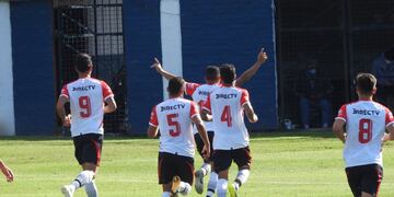 Damián Arce festeja su golazo, para el 1 a 1 ante Tristán Suárez. (Gentileza Fernando Zarza / @Zarzaferr)