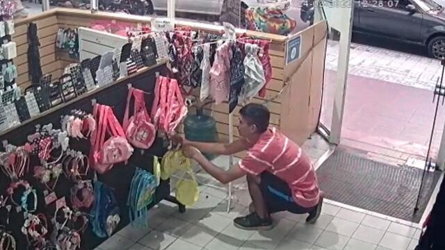 Entra a robar agachado, pero esta vez la cámara pudo más que el ojo humano.