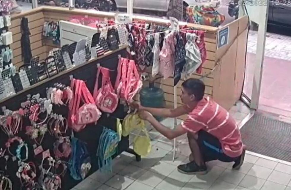 Video: el ladrón que roba agachado, en pleno Centro de Córdoba