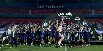 La “T” festeja su segundo título en las grandes ligas, esta vez ante River y por penales, en una final que quedará grabada para siempre en los corazones albiazules. El plantel llegó a Córdoba en plena madrugada. (@CATalleresdecba)