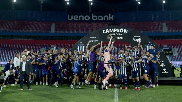 La “T” festeja su segundo título en las grandes ligas, esta vez ante River y por penales, en una final que quedará grabada para siempre en los corazones albiazules. El plantel llegó a Córdoba en plena madrugada. (@CATalleresdecba)