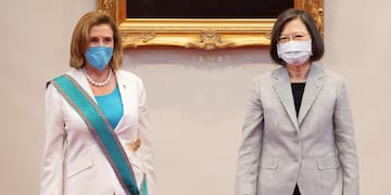 Nancy Pelosi, y la presidenta de Taiwán, Tsai Ing-wen, en Taipéi.