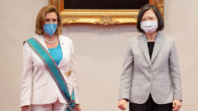 Nancy Pelosi, y la presidenta de Taiwán, Tsai Ing-wen, en Taipéi.