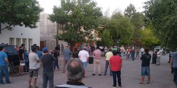 La reunión por Portezuelo del Viento se realizó en la calle, frente a la Cámara de Comercio.