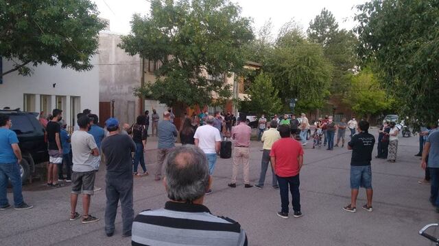 La reunión por Portezuelo del Viento se realizó en la calle, frente a la Cámara de Comercio.