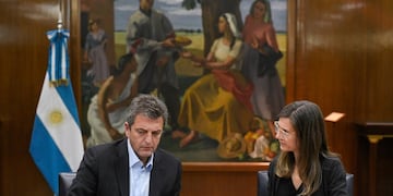 El ministro de Economía, Sergio Massa, y la titular de Anses, Fernanda Raverta, anunciaron aumento de 15,53% para jubilaciones, pensiones y asignaciones.