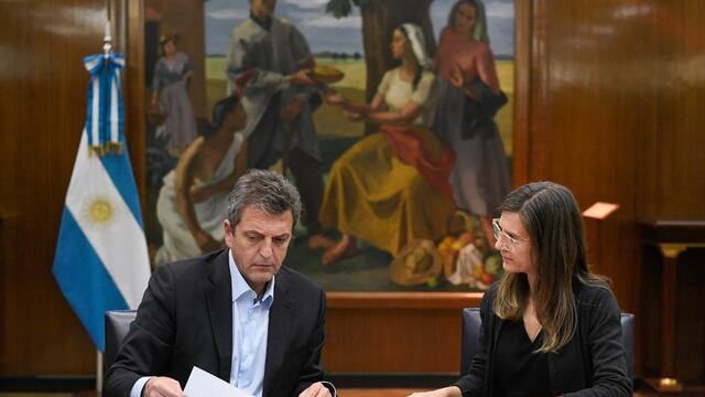 El ministro de Economía, Sergio Massa, y la titular de Anses, Fernanda Raverta, anunciaron aumento de 15,53% para jubilaciones, pensiones y asignaciones.