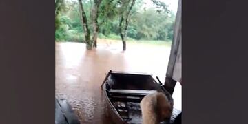 La crecida del río Paraná dejó bajo agua parte de una aldea guaraní en Puerto Leoni.