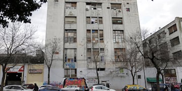 El edificio Casa Santa Cruz, en el barrio porteño de Parque Patricios.