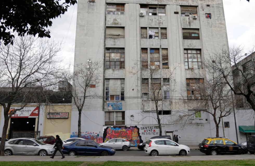 Gran cantidad de efectivos policiales actúan para desalojar a las familias del edificio Casa Santa Cruz en Parque Patricios