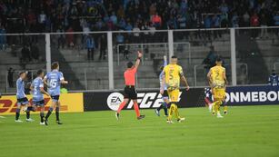 El árbitro Leodán González expulsó a Nahuel Losada a instancias del VAR. Y Belgrano juega con 10 contra Delfín (Javier Ferreyra / La Voz).