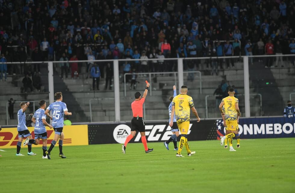 Belgrano juega con 10: así fue la jugada de expulsión de Nahuel Losada por Copa Sudamericana