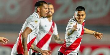 Jugadores de River, festejan uno de los goles frente a Argentinos Júniors en La Paternal.