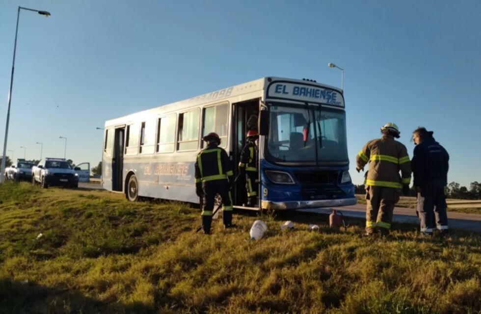 Se prendió fuego un colectivo que hacía el recorrido Punta Alta - Bahía Blanca