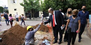 Manzur supervisó los trabajas de mejoramiento de la red de agua potable en Villa Luján