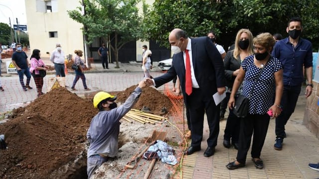Manzur supervisó los trabajas de mejoramiento de la red de agua potable en Villa Luján