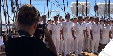 Periodistas, camarógrafos y fotógrafos, civiles y militares.