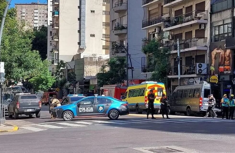 Tras varias horas, detuvieron al hombre que se atrincheró con su hijo en la terraza de un edificio en Recoleta
