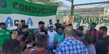 Camioneros bloquea el ingreso a Parque Ader