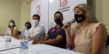 Premian a comerciantes de Eldorado ganadores del concurso de decoración navideña.