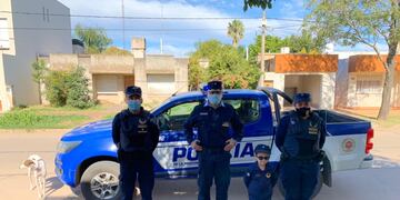 Comisario Inspector Luis Heredia junto con el Subcomisario Juan Diego Veliz Oviedo, la Sargento Primero Carina Ludueña y Emiliano.