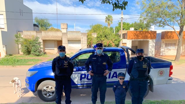 Comisario Inspector Luis Heredia junto con el Subcomisario Juan Diego Veliz Oviedo, la Sargento Primero Carina Ludueña y Emiliano.